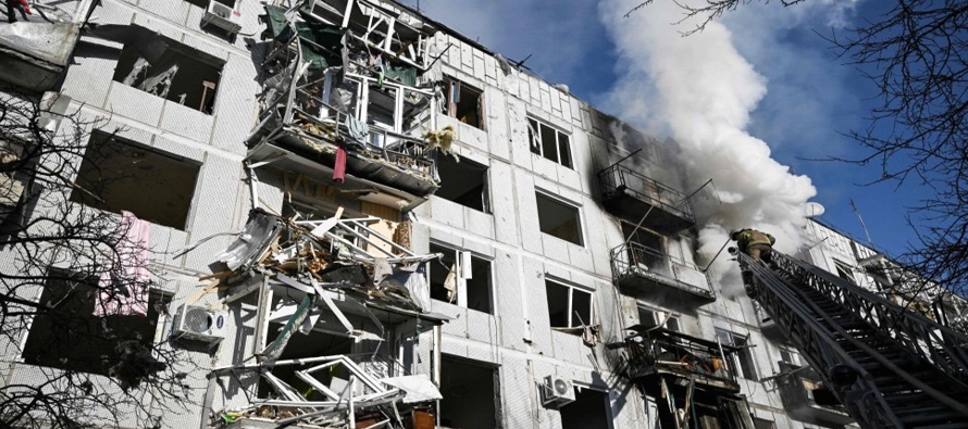 Los bombardeos de la noche prendieron fuego a un edificio de apartamentos, reventó ventanas...