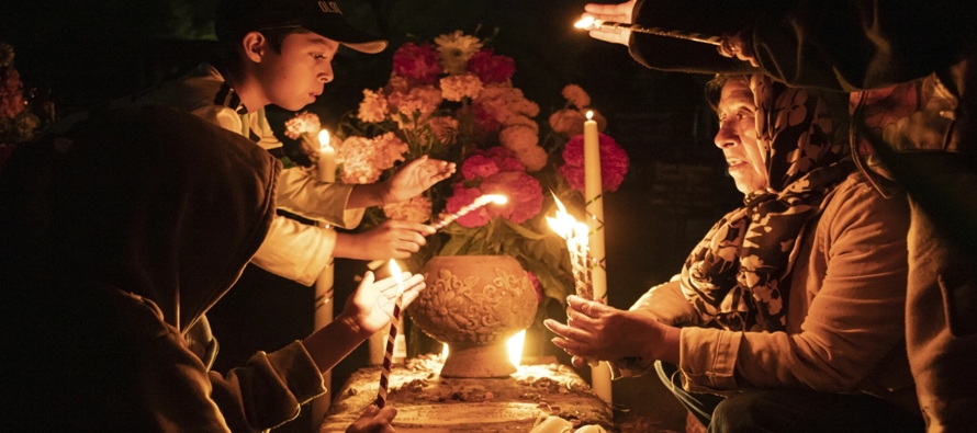 Miles de mexicanos esperan la temporada anual de Día de Muertos porque, según sus...