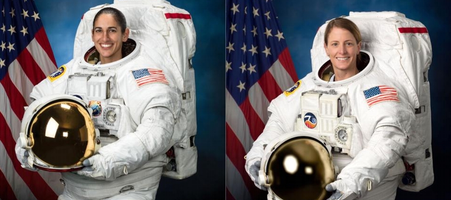 Las dos astronautas, integrantes de la actual Expedición 70 en el laboratorio orbital,...
