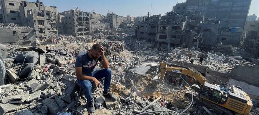 Casi cuatro semanas de bombardeos israelíes contra la Franja de Gaza en represalia por los...
