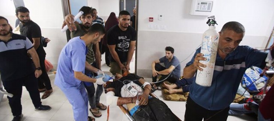 El Ministerio de Sanidad palestino ha indicado en un comunicado que los bombardeos han impactado...