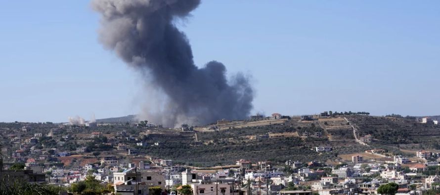 Un ataque aéreo israelí efectuado el domingo por la noche en el sur del Líbano...