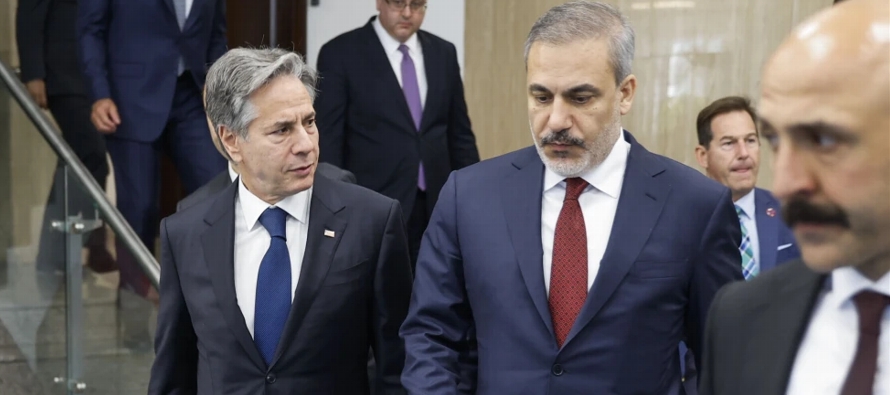 En Ankara, la capital turca, Blinken se reunió con el ministro del Exterior Hakan Fidan tras...