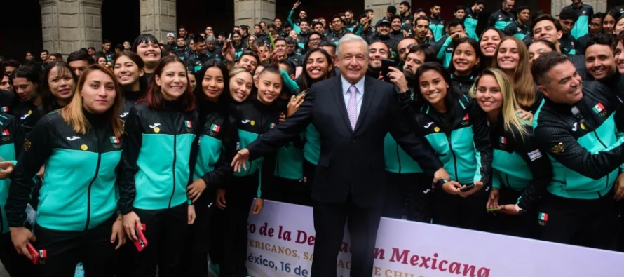 Antes del comienzo de los Juegos Panamericanos, el presidente mexicano se reunió con los...