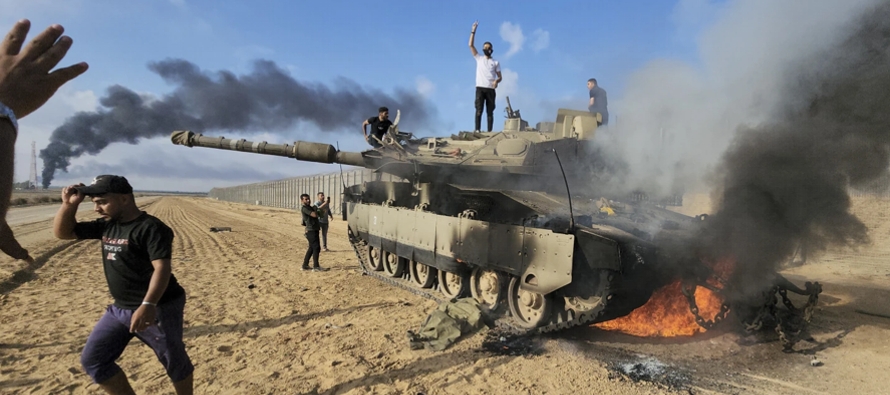 Las primeras escenas de hombres palestinos levantando los brazos en señal de victoria sobre...