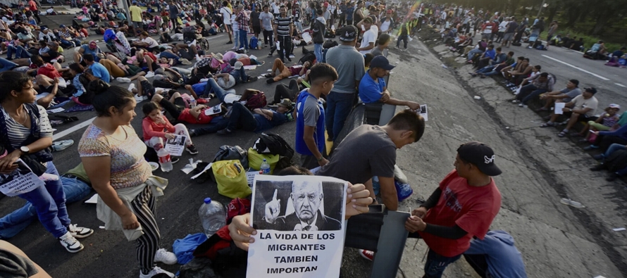 Tras acampar durante varios días en Huixtla, unos 3,000 migrantes se movilizaron hacia el...