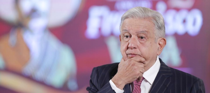 Las asociaciones cuestionaron la postura de "neutralidad" de López Obrador, quien...
