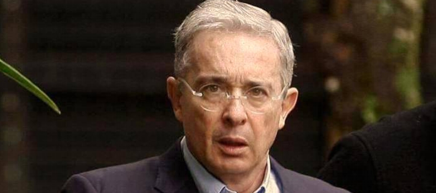 Uribe rechazó la iniciativa en su cuenta de X -antes Twitter- afirmando que fue presentada...