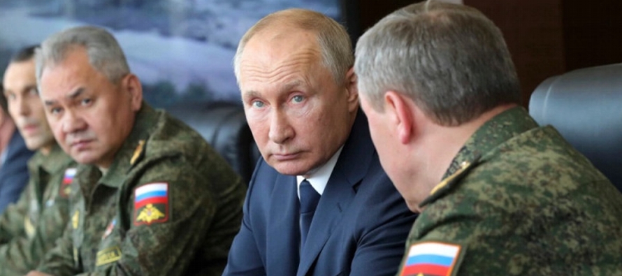 Putin fue recibido el jueves en la noche por el ministro de Defensa, Sergey Shoigu, y el jefe del...