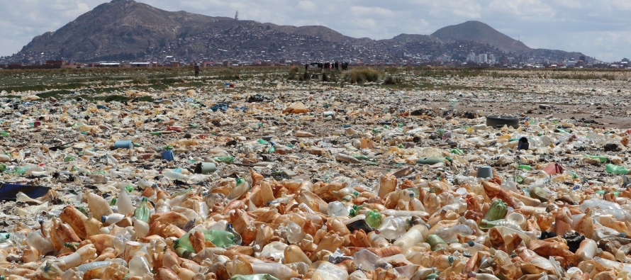 Los legisladores de políticas ambientales consideran los bonos de plásticos como una...