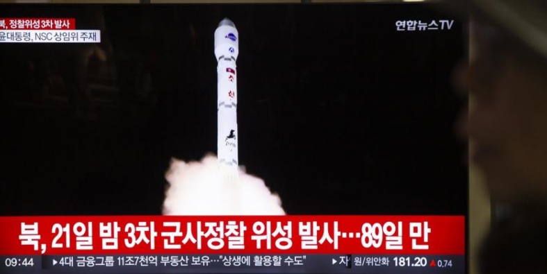 A Kim le acompañaron dos importantes figuras dentro del programa de misiles del...