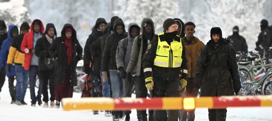 Unos 600 migrantes sin visas ni documentación apropiada han arribado a Finlandia en lo que...