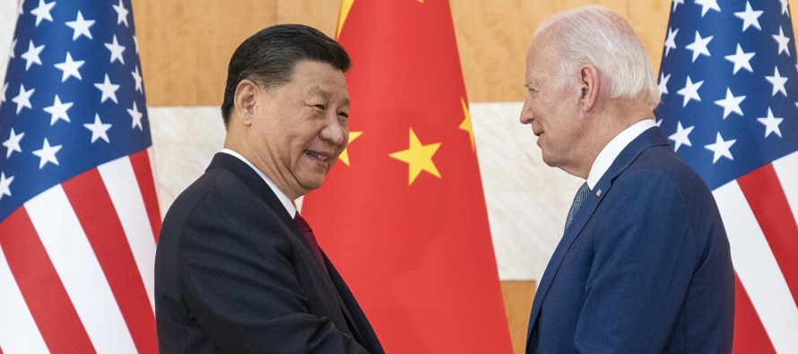 Fotografía de presidente Biden dando la espalda a mandatario chino está editada.