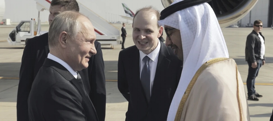 Putin aterrizó en Abu Dabi, la capital de EAU, una federación de siete reinos que...