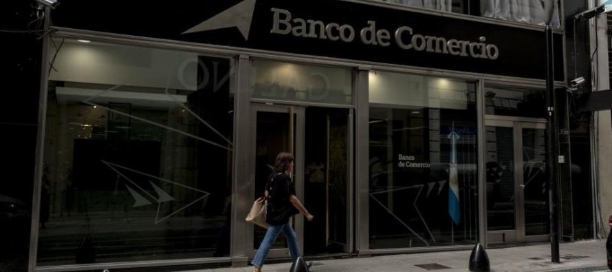 Voceros del banco central explicaron que la medida busca evitar que las entidades bancarias...