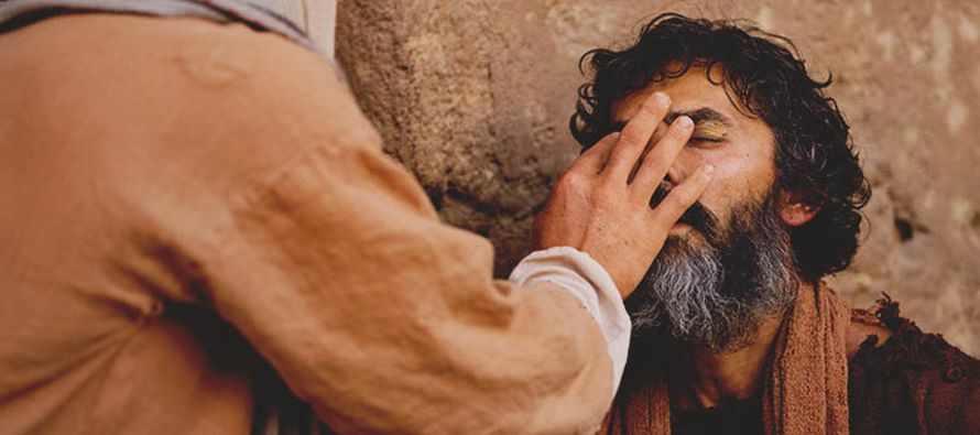 Y se abrieron sus ojos. Jesús les ordenó severamente: «¡Mirad que nadie...