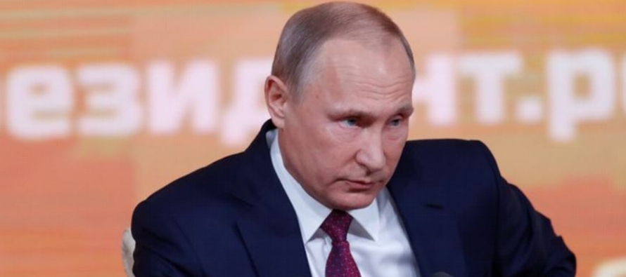 Putin ha confirmado su candidatura durante una ceremonia de entrega de condecoraciones, en una...