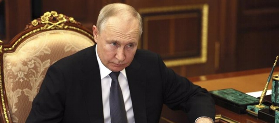 Putin, de 71 años, anunció el viernes que volverá a postularse para...