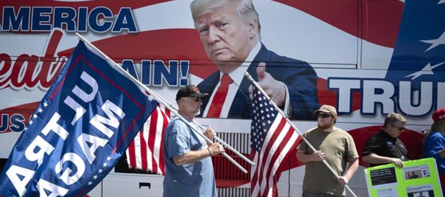 Trump dijo durante un acto de campaña en Durham, New Hampshire, que inmigrantes "de...