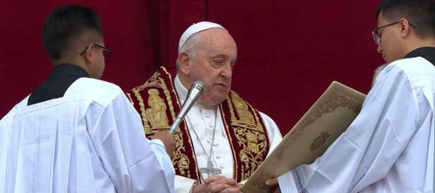 El Santo Padre pronunció su mensaje navideño desde la Logia Central de la...