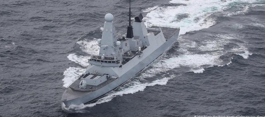 La Marina británica alertó este martes de dos explosiones cerca de un barco al norte...