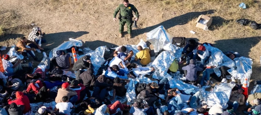 La cantidad de migrantes que las autoridades de EU encuentran en la frontera alcanza nuevos...