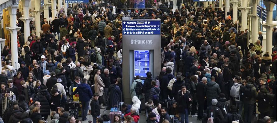 Las autoridades cancelaron el sábado los servicios de Eurostar hacia y desde Londres...
