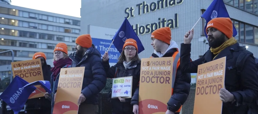Gran Bretaña lleva un año de huelgas continuas en todo el sector sanitario, que...