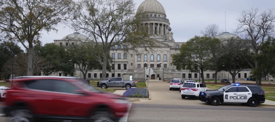 Los funcionarios de seguridad pública cerraron el Capitolio de Mississippi el...