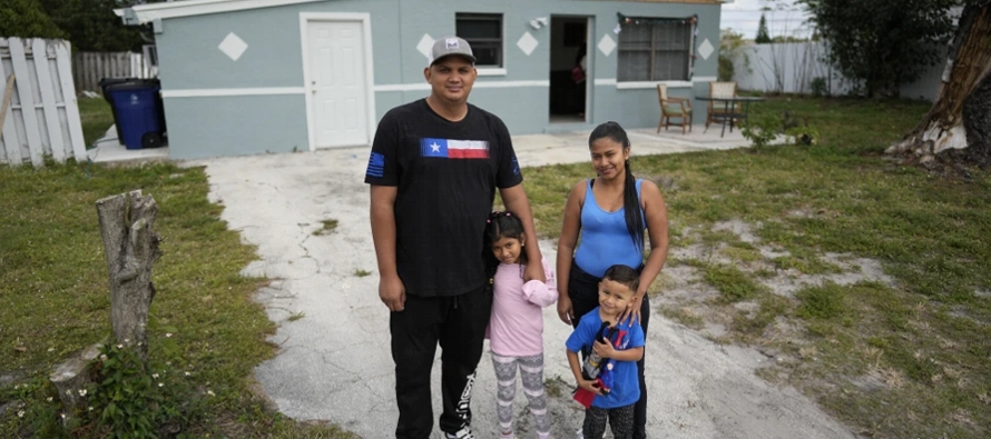 La familia Llanos es una de las primeras que ha llegado legalmente a Estados Unidos a través...