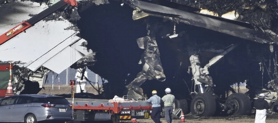 Seis expertos de la Junta de Seguridad en el Transporte de Japón caminaron entre los restos...