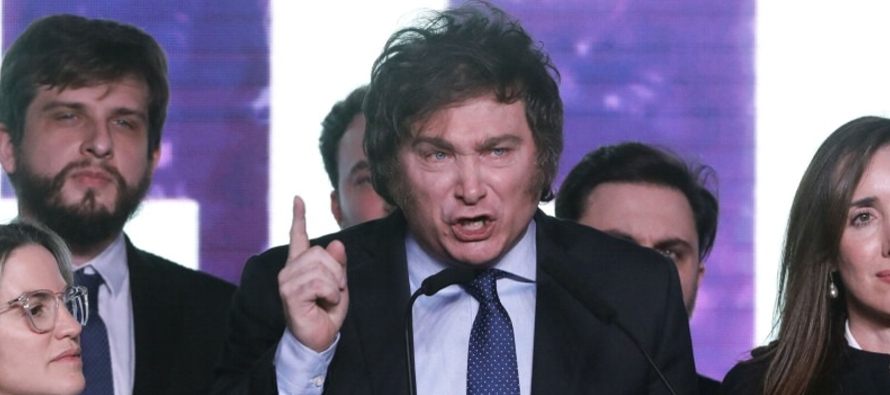 El presidente de Argentina Javier Milei calificó a opositores de "idiotas...