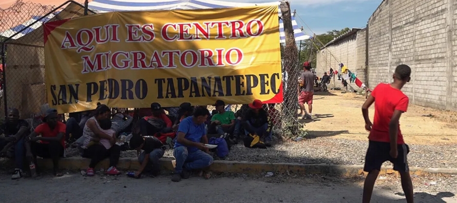 La caravana avanzó hacia San Pedro Tapanatepec, Oaxaca, con unos 1,000 migrantes animados,...