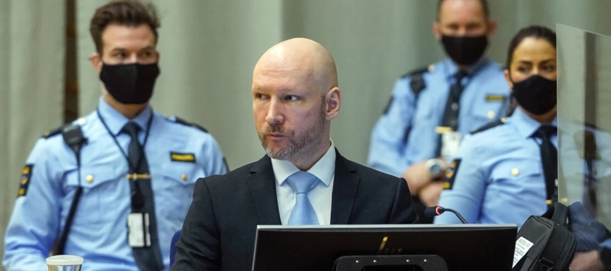 Breivik, aseguró en su demanda que el aislamiento al que se lo somete desde que...