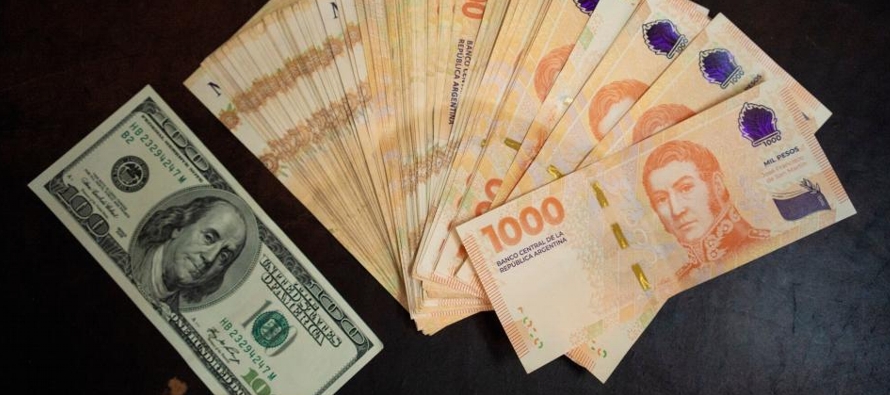El banco central dijo el jueves que aprobó la producción de billetes de 10,000 y...
