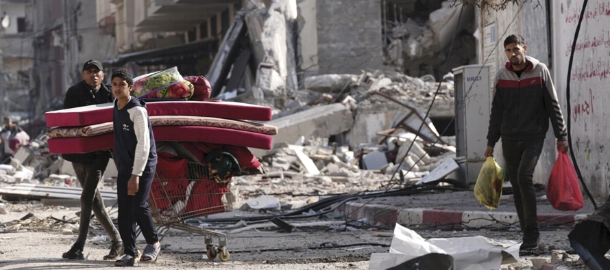 La crisis humanitaria en Gaza se agrava, luego de que el 85% de los 2,3 millones de habitantes...