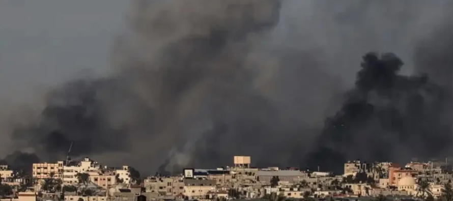 El ejército israelí siguió bombardeando este martes el sur de la Franja de...
