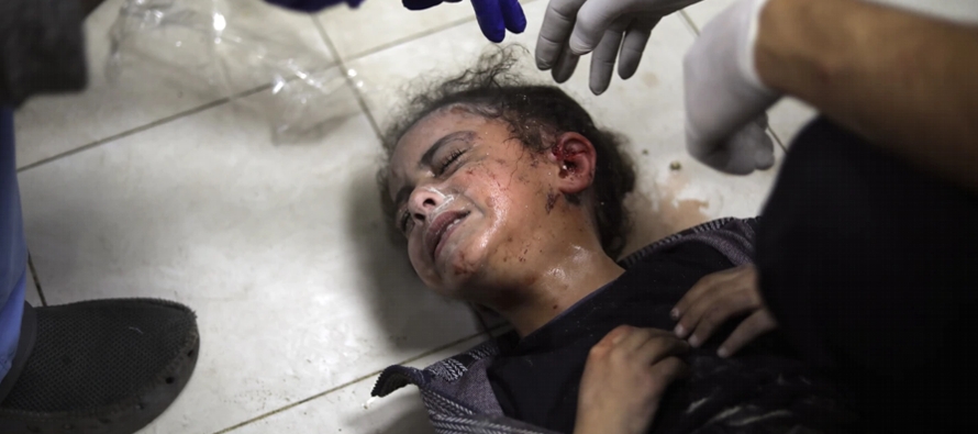 El Ministerio de Salud de Gaza, dirigido por Hamás, estima que 60,000 personas han resultado...