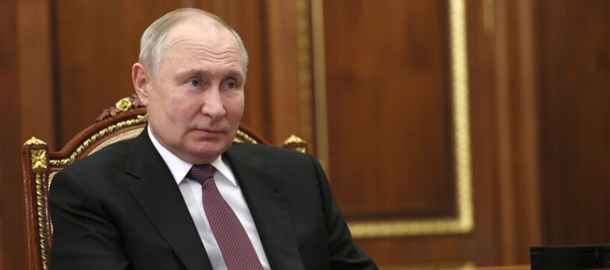 Putin, aunque estrechamente vinculado al partido dominante Rusia Unida, se postula como...