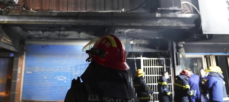 El incendio ocurrió el miércoles en un edificio comercial de la provincia de Jiangxi,...