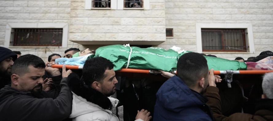 Israel ha sido muy criticado por sus asaltos a hospitales en Gaza, que han atendido a decenas de...