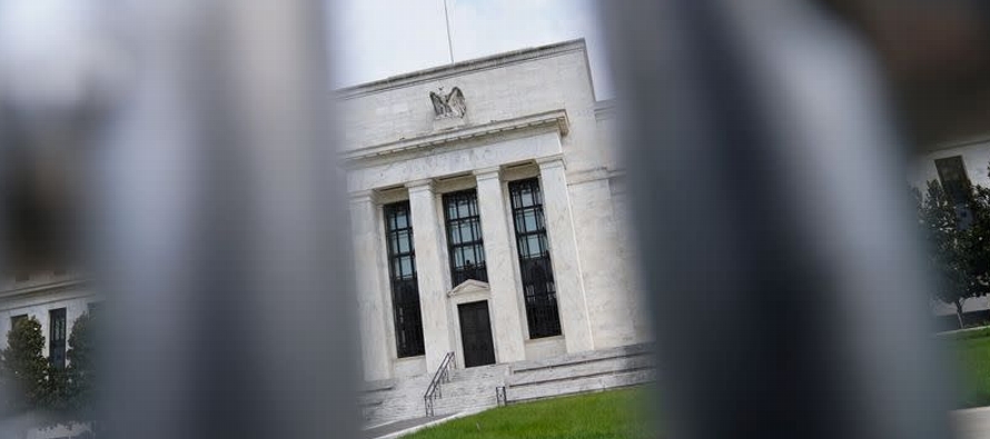 En un comunicado, la Fed dijo que ahora someterá a más funcionarios de alto nivel a...