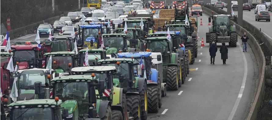 Los agricultores llevaban días protestando en todo el país para denunciar los bajos...