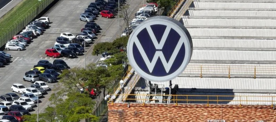 "Volkswagen reafirma su confianza en Brasil y más que duplica sus inversiones",...