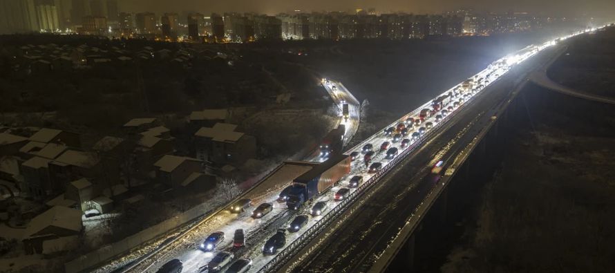 Miles de conductores quedaron atrapados en las autopistas del centro de China debido a la intensa...