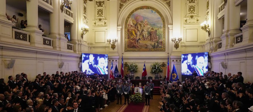 Chile daba el viernes su último adiós al expresidente Sebastián Piñera...