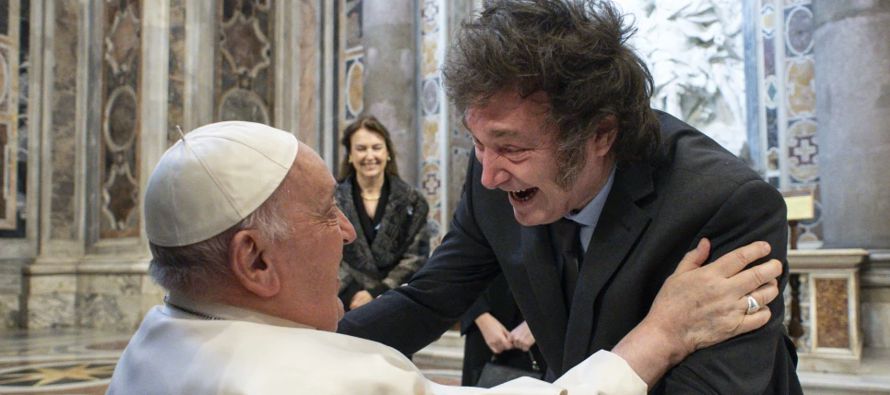  El papa Francisco y el presidente de Argentina, Javier Milei, se abrazaron el domingo en la...