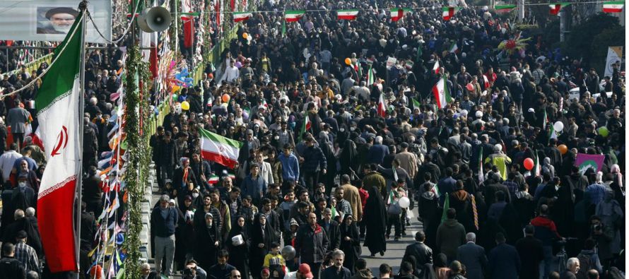 Miles de iraníes marcharon por plazas y calles principales decoradas con banderas, globos y...