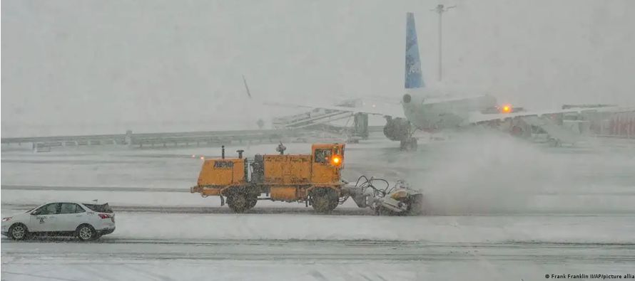 Una tormenta invernal en el noreste de Estados Unidos dejó cientos de vuelos cancelados, asi...