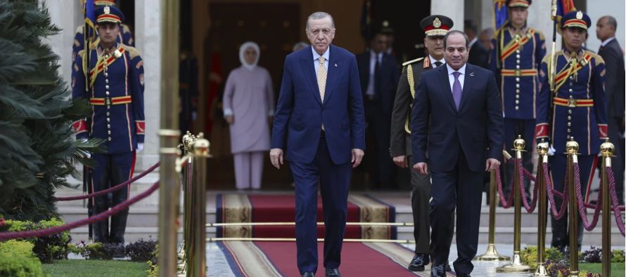 El presidente de Turquía Recep Tayyip Edrogan sostuvo conversaciones en El Cairo el...